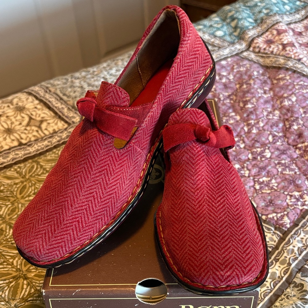 NWT Born Red Herringbone Bow Slip-On Loafers